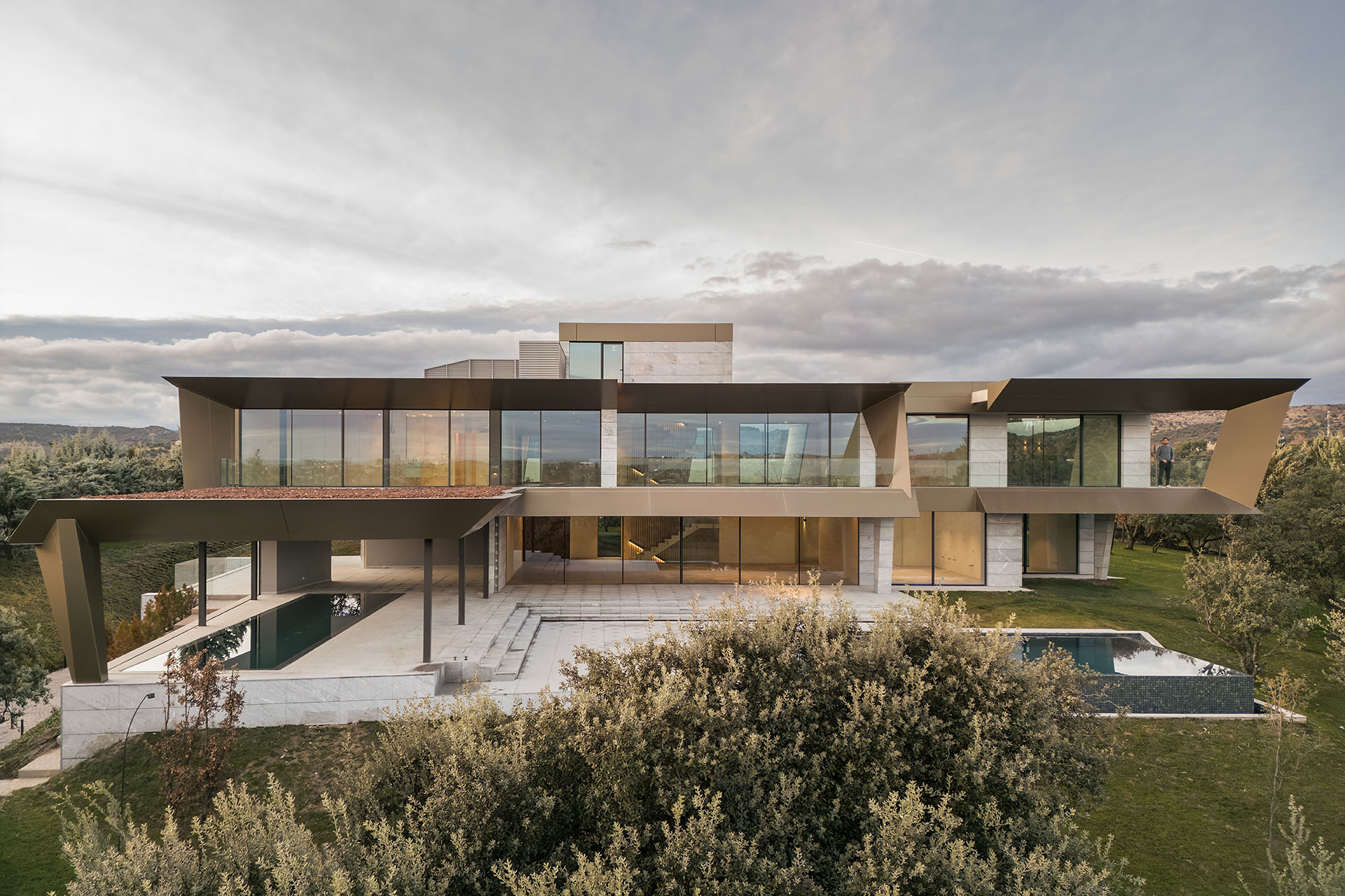 CASA<br> ENTRE ENCINAS