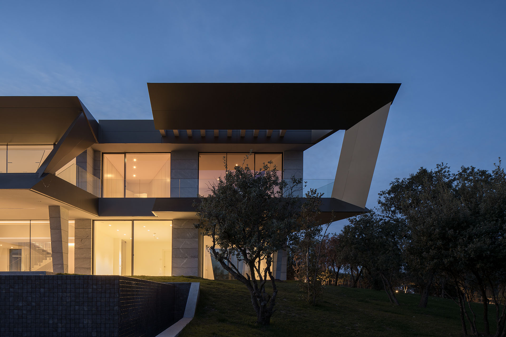 CASA<br> ENTRE ENCINAS