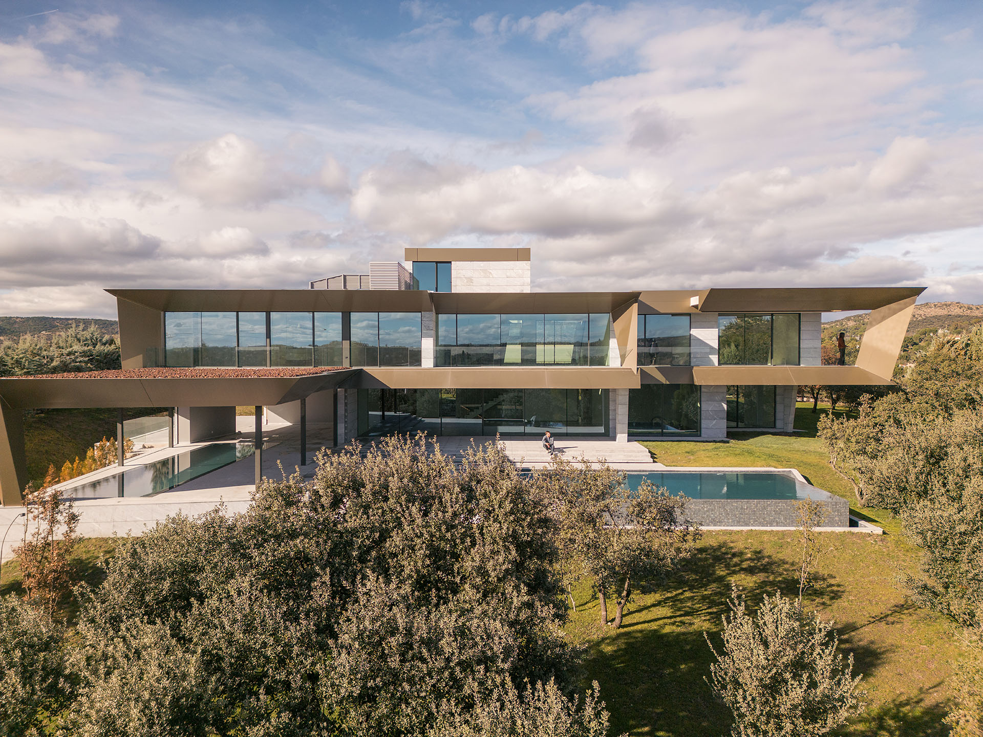 CASA<br> ENTRE ENCINAS