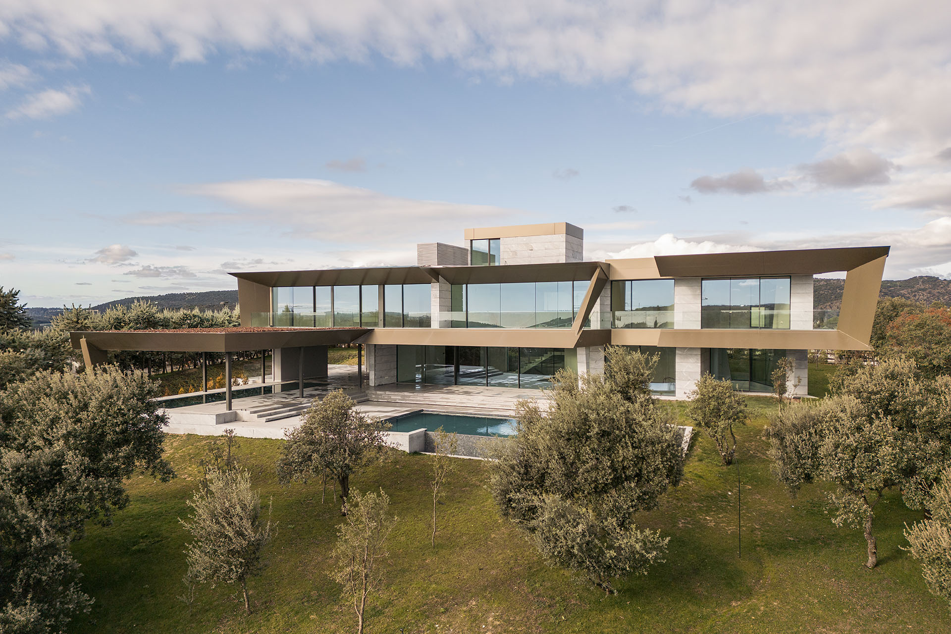 CASA<br> ENTRE ENCINAS