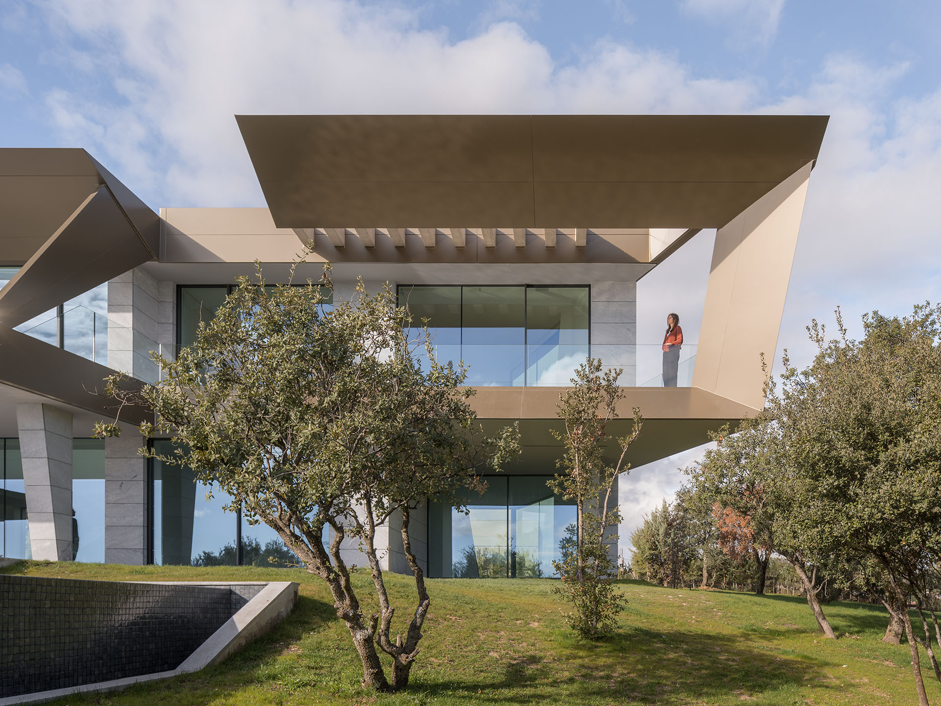 CASA<br> ENTRE ENCINAS