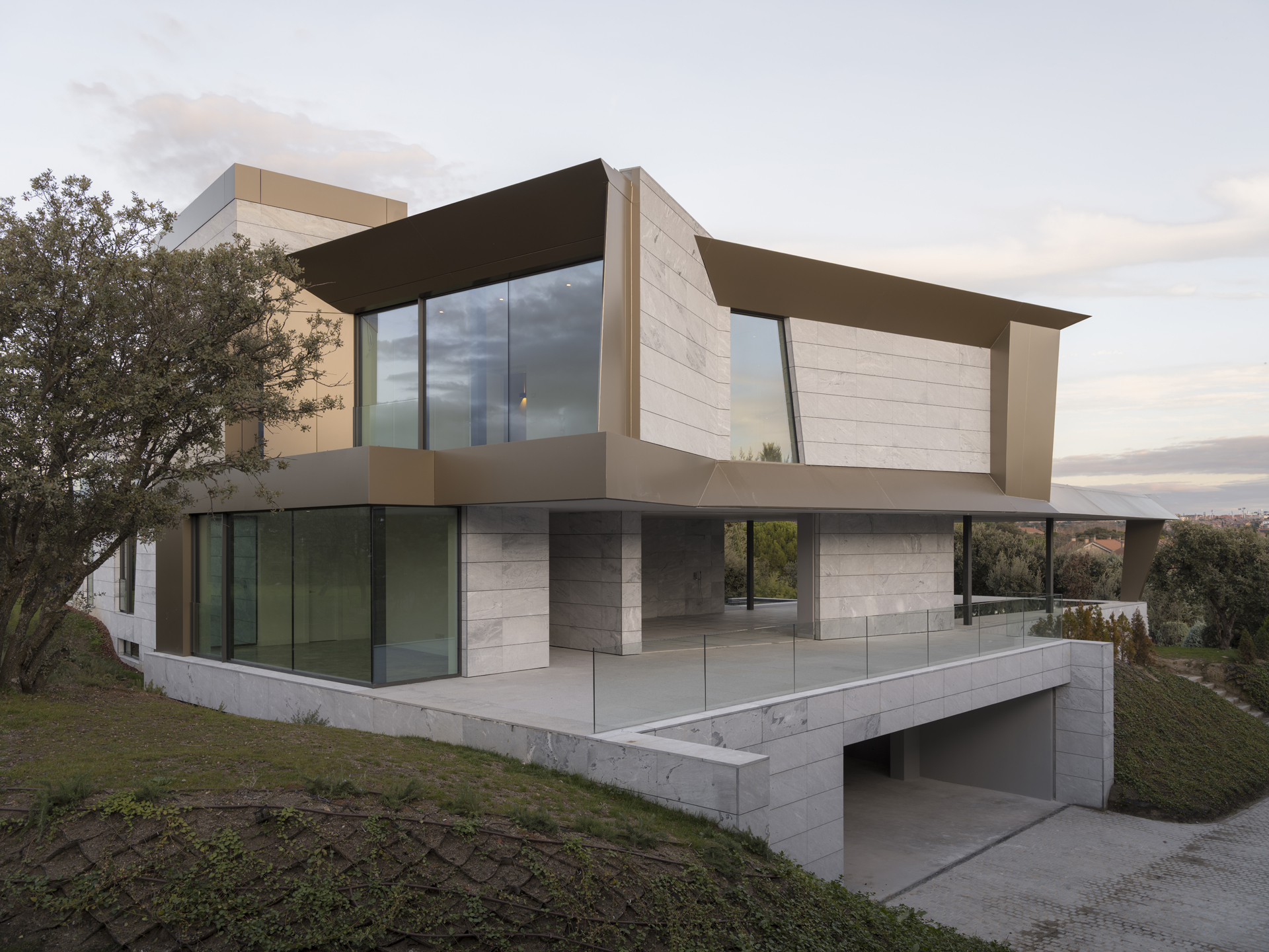 CASA<br> ENTRE ENCINAS