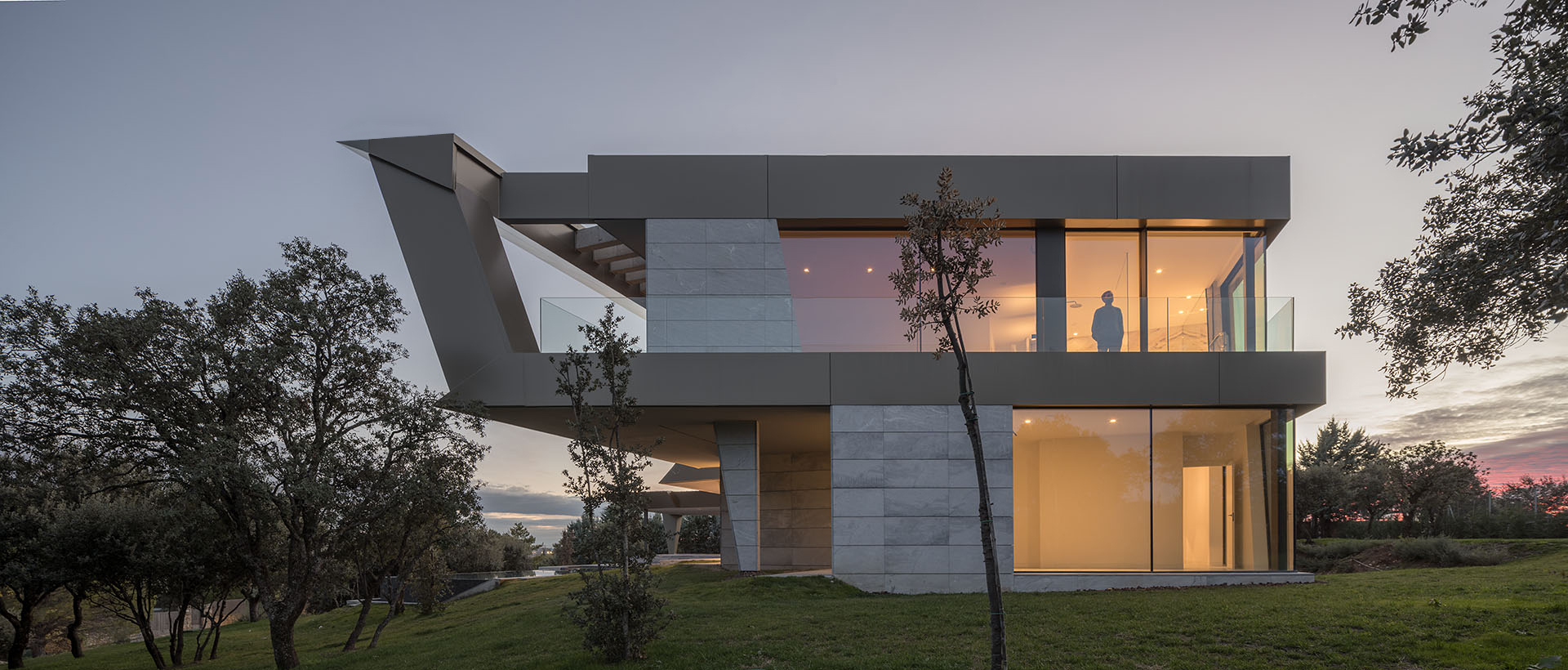 CASA<br> ENTRE ENCINAS