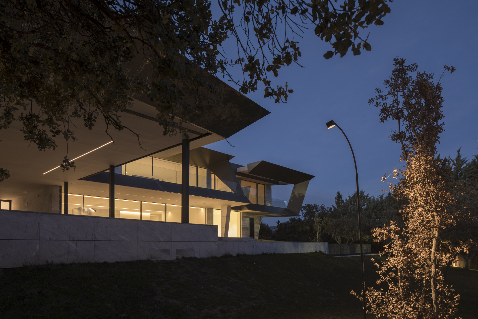 CASA<br> ENTRE ENCINAS